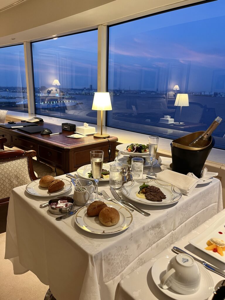 ホテルニューグランド2025夏季限定宿泊プランルームサービス部屋食