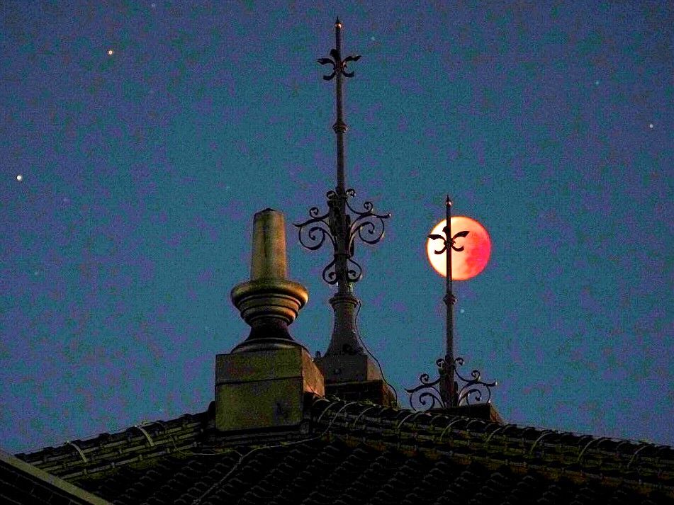 Total lunar eclipse above Red Brick Warehouse